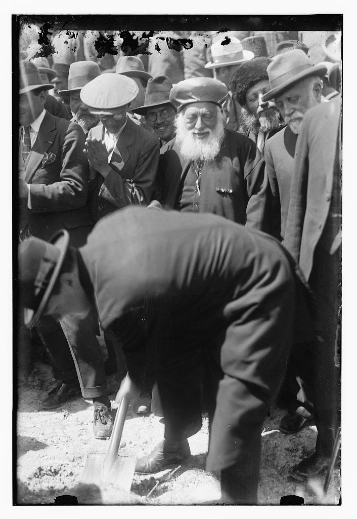 Уинстон Черчиль в 1921 садит деревья в Иерусалиме вместе с главным сефардским раввином Якоб Меир и главным ашкеназским раввином Авраам Исаак Кук.
